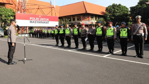 Apel personel Polda Bali yang akan mengamankan pawai ogoh-ogoh saat malam Pengerupukan, Jumat (28/3/2025).