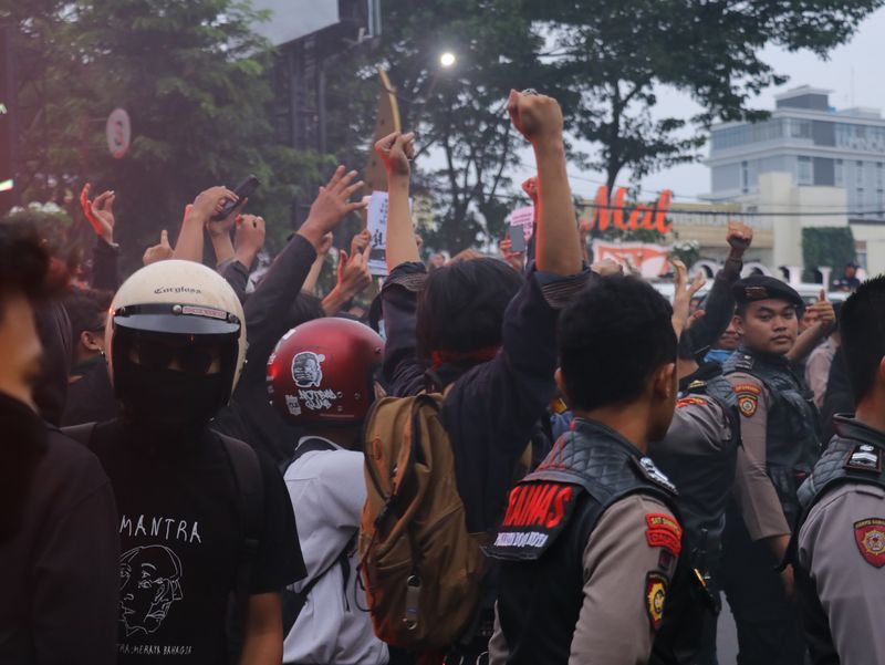 Polisi bubarkan bubar demo anarkis di Bogor