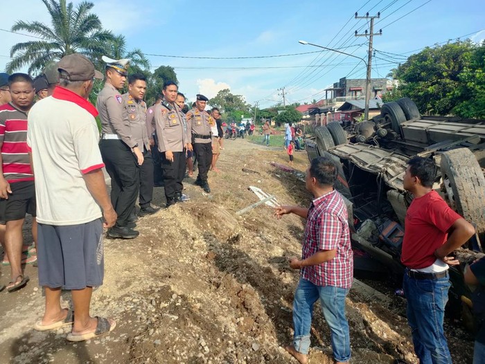 Polisi melakukan evakuasi bus kecelakaan di Sarolangun, Jambi