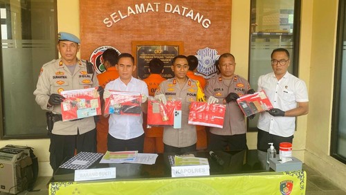 Polres Karangasem saat melaksanakan konfrensi pers penangkapan pengguna dan pengedar narkoba di Polres Karangasem, Jumat (28/3/2025).
