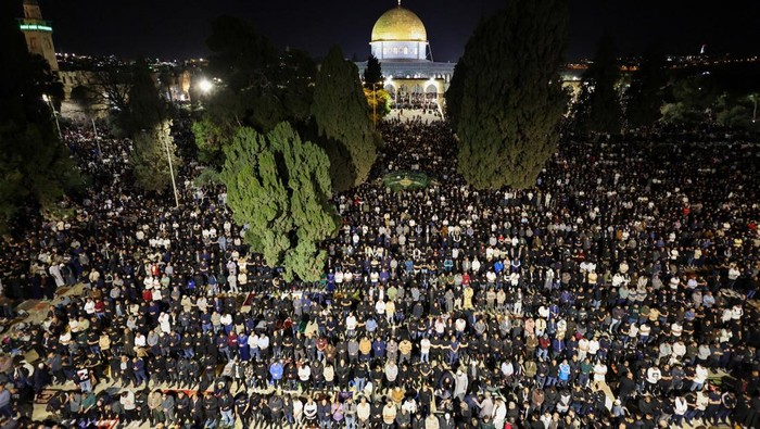 Potret Khusyuknya Ibadah Ramadan di Masjid Al-Aqsa Muslims pray on Laylat al-Qadr, during the holy month of Ramadan, on Al-Aqsa compound, also known to Jews as Temple Mount, in Jerusalem's Old City, March 26, 2025. REUTERS/Ammar Awad