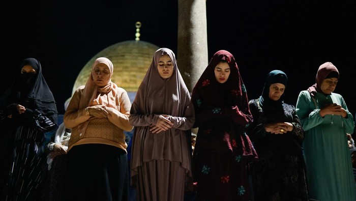 Muslims pray on Laylat al-Qadr, during the holy month of Ramadan, on Al-Aqsa compound, also known to Jews as Temple Mount, in Jerusalems Old City, March 26, 2025. REUTERS/Ammar Awad