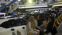 Calon penumpang duduk di dekat kendaraannya saat antre untuk memasuki kapal di Pelabuhan Merak, Kota Cilegon, Banten, Jumat (28/3/2025). Berdasarkan data posko Merak, total penumpang yang menyeberang dari Jawa ke Sumatera mulai H-10 hingga H-4 Lebaran 2025 tercatat sebanyak 501.112 orang atau naik 10 persen dibandingkan periode yang sama tahun sebelumnya, sementara total kendaraan sebanyak 109.764 unit atau naik tiga persen. ANTARA FOTO/Angga Budhiyanto.