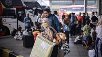 Penumpang membawa barang bawaan saat menunggu jadwal keberangkatan bus di Terminal Terpadu Pulo Gebang, Jakarta, Jumat (28/3/2025). Pengawas Operasional Terminal Terpadu Pulo Gebang Mujib Tambrin memprediksi puncak arus mudik terjadi pada tanggal 28-30 Maret 2025 dan hingga pukul 14.00 sebanyak 2.654 penumpang dan 186 bus telah berangkat dari terminal tersebut. ANTARA FOTO/Dhemas Reviyanto.