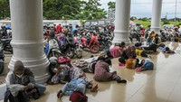 Pemudik sepeda motor beristirahat di Masjid Jami An Nur, Karawang, Jawa Barat, Jumat (28/3/2025). Pemudik sepeda motor memanfaatkan masjid dan warung di sepanjang jalur Pantura Karawang untuk beristirahat. ANTARA FOTO/Sulthony Hasanuddin.