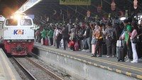 Sejumlah penumpang menunggu kedatangan kereta api di Stasiun Surabaya Gubeng, Surabaya, Jawa Timur, Jumat (28/3/2025). PT Kereta Api Indonesia Daop 8 Surabaya mencatat puncak arus mudik penumpang KA terjadi pada Jumat (28/3) dengan 27.569 penumpang yang berangkat di berbagai stasiun di wilayah kerjanya dan sebanyak 21.534 penumpang turun. ANTARA FOTO/Didik Suhartono.