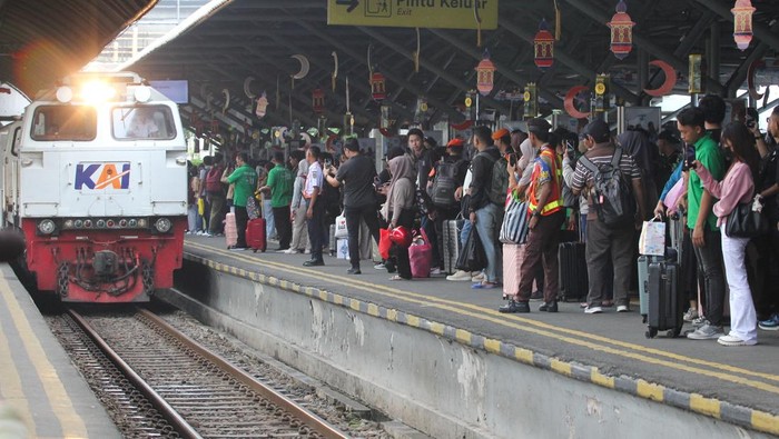 Jumat 28 Maret 2025 atau H-3 adalah puncak arus mudik 2025. Begini suasana mudik di sejumlah tempat.