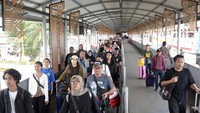 Pemudik berjalan kaki di Gang way di Pelabuhan Bakauheni, Lampung Selatan, Lampung, Jumat (28/3/2025). Berdasarkan data ASDP pada H-3 mencatat jumlah pemudik pejalan kaki yang melalui Pelabuhan Merak menuju Bakauheni Lampung sebanyak 39.349 orang. ANTARA FOTO/Ardiansyah.