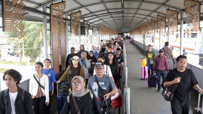 Jumat 28 Maret 2025 atau H-3 adalah puncak arus mudik 2025. Begini suasana mudik di sejumlah tempat.