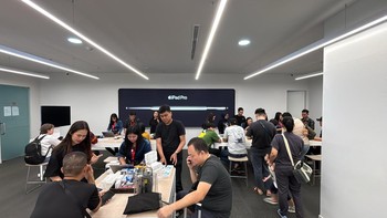 Tak hanya itu, pemesan akan mendapatkan Tumblr Corkcicle kolaborasi dengan Diela Maharanie. Ditambah lagi bonus kuota dari Telkomsel, IM3 dan XL Axiata Foto: Erajaya