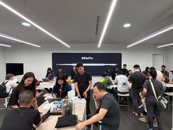 Senyum Apple Fanboy Pesan iPhone 16 yang Lama Dinanti-nanti