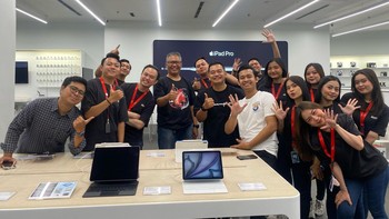 Tak herankan senyum sumringah para pembeli terpancar saat memesan iPhone 16 series. Foto: Erajaya