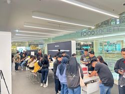 Senyum Apple Fanboy Pesan iPhone 16 yang Lama Dinanti-nanti