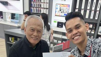 Suasana pemesanan iPhone 16 di iBox Jakal Yogyaakarta. Foto: Erajaya