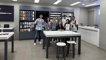 Suasana pemesanan iPhone 16 di BEC. Foto: Erajaya