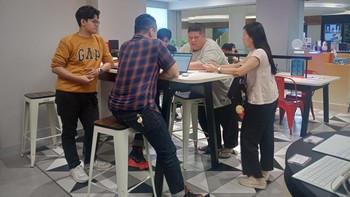 Pelanggan dapat melakukan pre-order untuk jajaran iPhone 16 mulai hari Jumat, 28 Maret, di seluruh iBox, erafone dan Urban Republic tertentu, serta secara online melalui iBox.co.id, erafone.com, dan eraspace.com, Official Shop iBox di Shopee dan Lazada, serta Official Shop erafone di Shopee. Foto: Erajaya