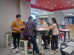 Senyum Apple Fanboy Pesan iPhone 16 yang Lama Dinanti-nanti