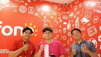 Senyum Apple Fanboy yang melakukan preorder di Erafone Sepatan. Foto: Erajaya