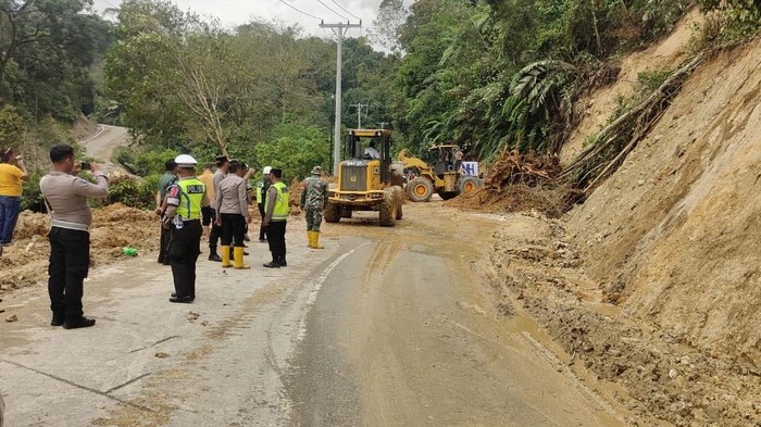 Proses pembersihan jalan yang tertutup longsor (Foto: Istimewa)