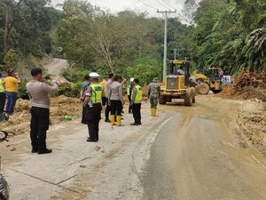 Jalan Lintas Tarutung-Tapsel Tertutup Longsor, Lalu Lintas Terputus Total