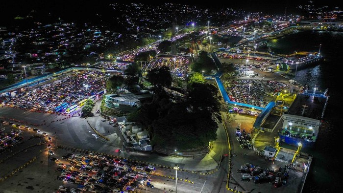 Puncak arus mudik di Pelabuhan Merak Foto udara mobil pemudik antre menaiki kapal di Pelabuhan Merak, Kota Cilegon, Banten, Jumat (28/3/2025). Berdasarkan data Posko Angkutan Lebaran per H-4 atau 27 Maret 2025 pukul 23.59 WIB, tercatat sebanyak 109.764 unit kendaraan atau naik tiga persen dibandingkan periode yang sama tahun lalu sebanyak 106.478 unit telah menyeberang menuju Pelabuhan Bakauheni, Lampung dan puncak arus mudik diprediksi terjadi pada H-3 Lebaran 2025. ANTARA FOTO/Galih Pradipta/wpa.