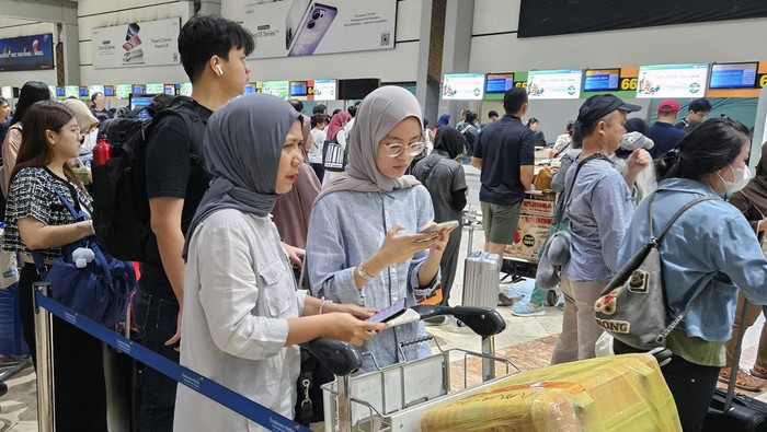 Puncak mudik Lebaran di Bandara Soekarno-Hatta Calon penumpang berjalan menuju pintu masuk ke dalam terminal 1A Bandara Soekarno-Hatta, Tangerang, Banten, Jumat (28/3/2025). PT Angkasa Pura Indonesia cabang Bandara Soekarno Hatta mencatat puncak harus mudik terjadi pada Jumat (28/3) atau H-3 Idul Fitri 1445 H dengan 1.156 penerbangan dengan total penumpang mencapai 173.854 orang. ANTARA FOTO/Muhammad Iqbal/wpa.