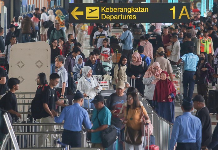 Calon penumpang berjalan menuju pintu masuk ke dalam terminal 1A Bandara Soekarno-Hatta, Tangerang, Banten, Jumat (28/3/2025). PT Angkasa Pura Indonesia cabang Bandara Soekarno Hatta mencatat puncak harus mudik terjadi pada Jumat (28/3) atau H-3 Idul Fitri 1445 H dengan 1.156 penerbangan dengan total penumpang mencapai 173.854 orang. ANTARA FOTO/Muhammad Iqbal/wpa.