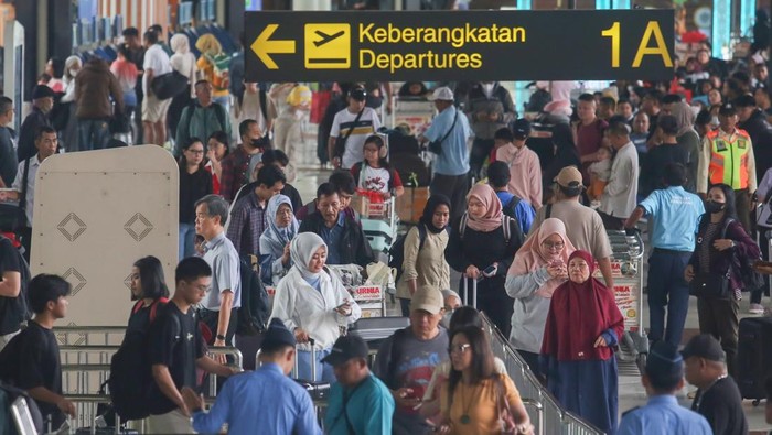 Calon penumpang berjalan menuju pintu masuk ke dalam terminal 1A Bandara Soekarno-Hatta, Tangerang, Banten, Jumat (28/3/2025). PT Angkasa Pura Indonesia cabang Bandara Soekarno Hatta mencatat puncak harus mudik terjadi pada Jumat (28/3) atau H-3 Idul Fitri 1445 H dengan 1.156 penerbangan dengan total penumpang mencapai 173.854 orang. ANTARA FOTO/Muhammad Iqbal/wpa.