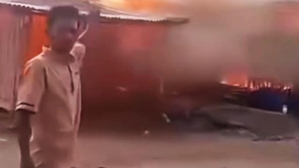 Emosi gegara Istri Selingkuh, Suami Nekat Bakar Warung Bakso Sambil Direkam