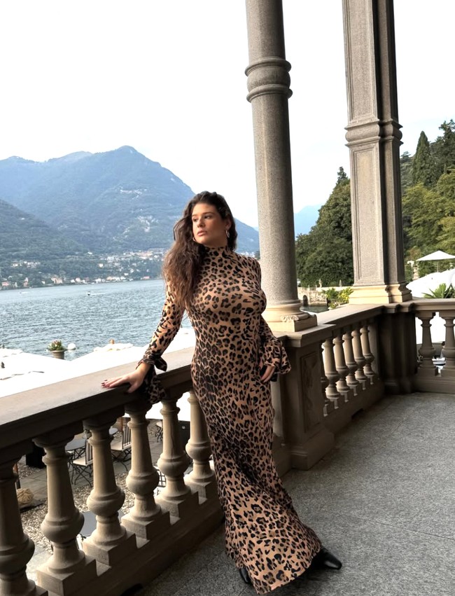 Dalam wawancaranya dengan Self dan di podcast Khloé in Wonder Land, Bader juga mengungkapkan betapa sulitnya menyesuaikan diri dengan perubahan tubuhnya yang begitu cepat. Foto: dok. Instagram @remibader