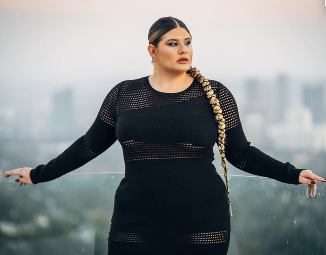 Perubahan tubuh influencer plus size Remi Bader menjadi sorotan. Tubuhnya yang tadinya berisi menjadi jauh lebih kurus.  Foto: dok. Instagram @remibader