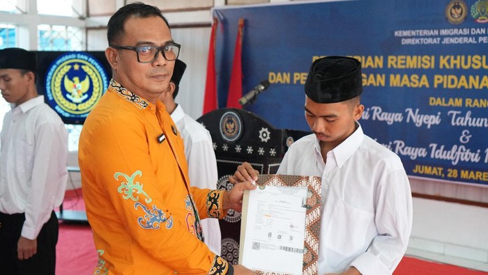 Karutan Kelas IIA Balikpapan saat memberikan remisi Idulfitri secara simbolis kepada seorang narapidana.