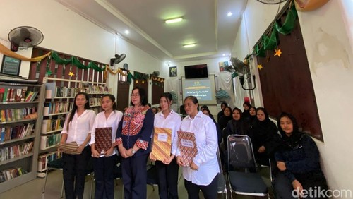 Ritayani (kanan) dan tiga napi lain di LPP Kerobokan yang mendapat remisi khusus Idul Fitri dan Nyepi, Jumat (28/3/2025). (Aryo Mahendro/detikBali).