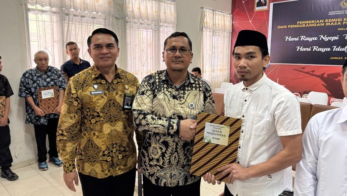 Kepala Kantor Wilayah Ditjen Pemasyarakatan Sulawesi Selatan, Rudy Fernando Sianturi saat menyerahkan SK Remisi kepada warga binaan pemasyarakatan di aula Lapas Kelas I Makassar.