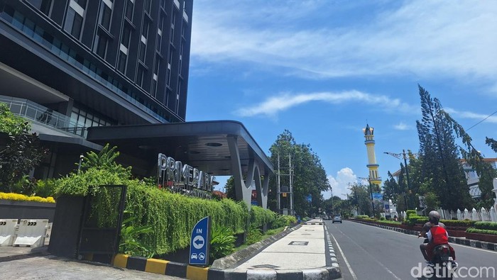 Salah satu city hotel di Mataram.