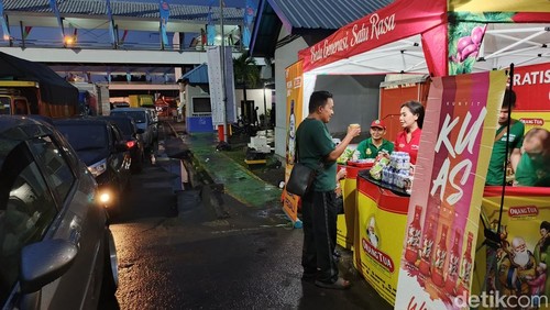 Salah seorang pemudik yang mendapatkan jamu dan takjil gratis dari produk Orang Tua di Pelabuhan Gilimanuk, Bali, Kamis (27/3/2025).