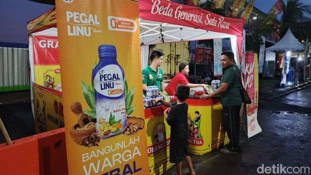 Salah seorang pemudik yang mendapatkan jamu dan takjil gratis dari produk Orang Tua di Pelabuhan Gilimanuk, Bali, Kamis (27/3/2025).