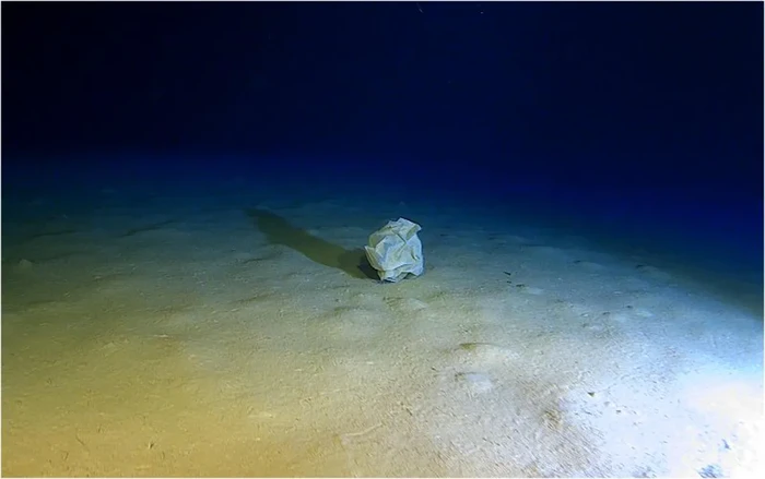 Sampah plastik di titik terdalam Laut Mediterania
