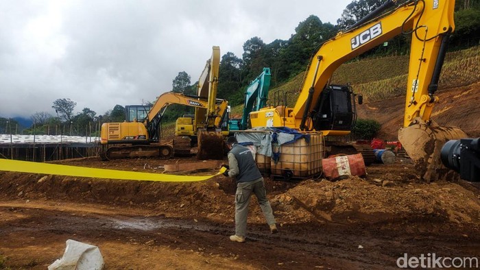Satpol PP Segel Aktivitas Pembukaan Lahan di Kebun Teh dekat Tangkuban Parahu