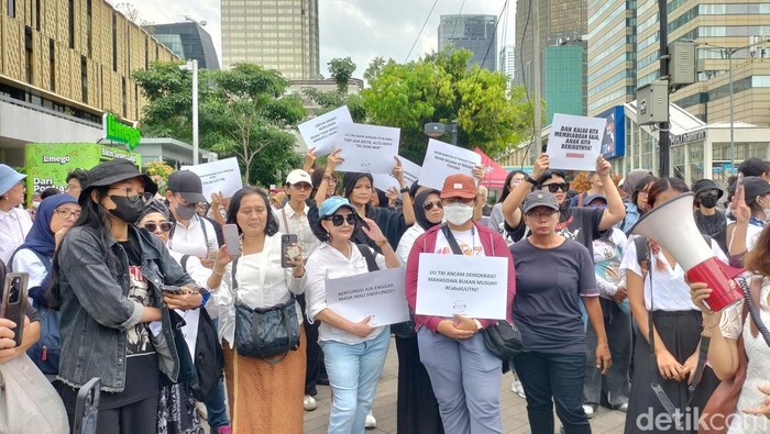 Sejumlah emak-emak yang mengatasnamakan Suara Ibu Indonesia menggelar aksi unjuk rasa menolak revisi UU TNI di simpang Sarinah, Jakarta Pusat. (Maulani M/detikcom)