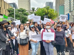 Emak-emak Demo Tolak Revisi UU TNI di Simpang Sarinah