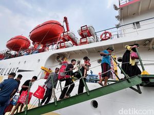 Ribuan Warga Madura di Banyuwangi Mudik ke Sapeken dengan Kapal Laut