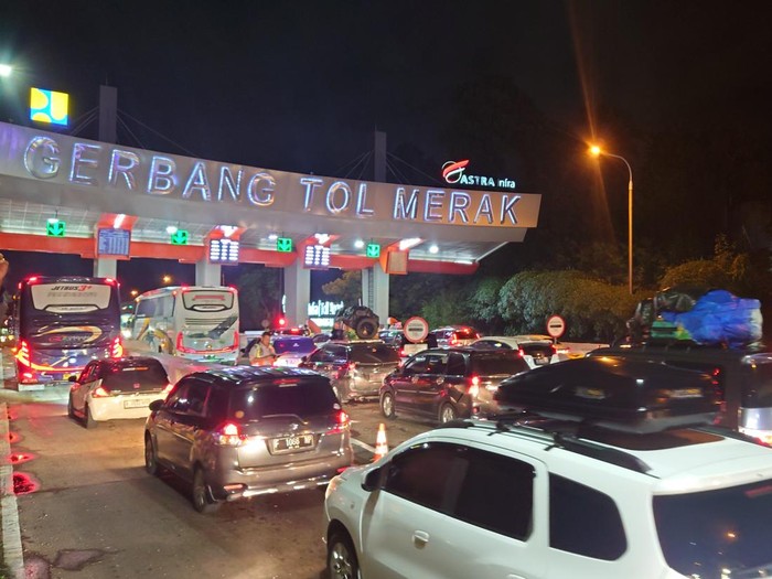 Situasi arus lalu lintas di exit tol Merak pada Kamis 27 Maret 2025 (M Iqbal/detikcom)