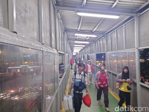 Puncak Arus Mudik, Penumpang Pelabuhan Merak Turun 17% Dibanding Tahun Lalu