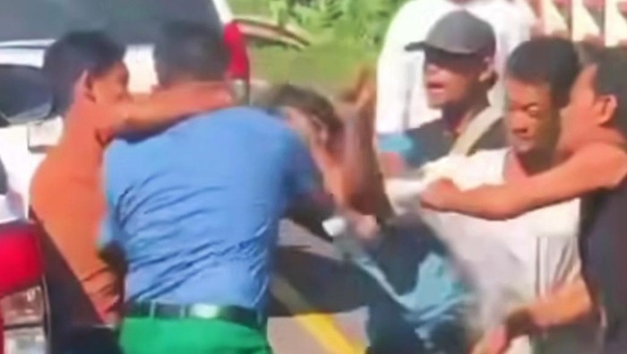 Sopir bus dikeroyok tujuh pengendara pikap