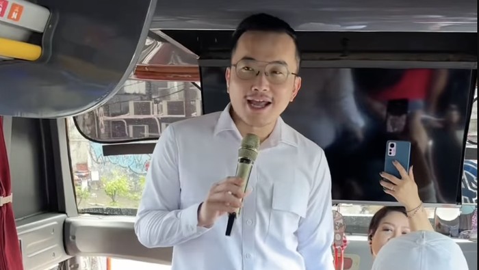 Stephen Wongso melepas rombongan mudik gratis karyawannya.