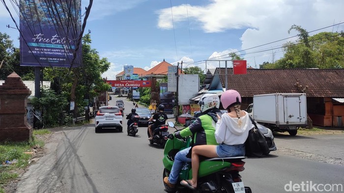 Suasana Jalan Raya Canggu yang tidak ada kemacetan sehari menjelang Nyepi, Jumat (28/3/2025).