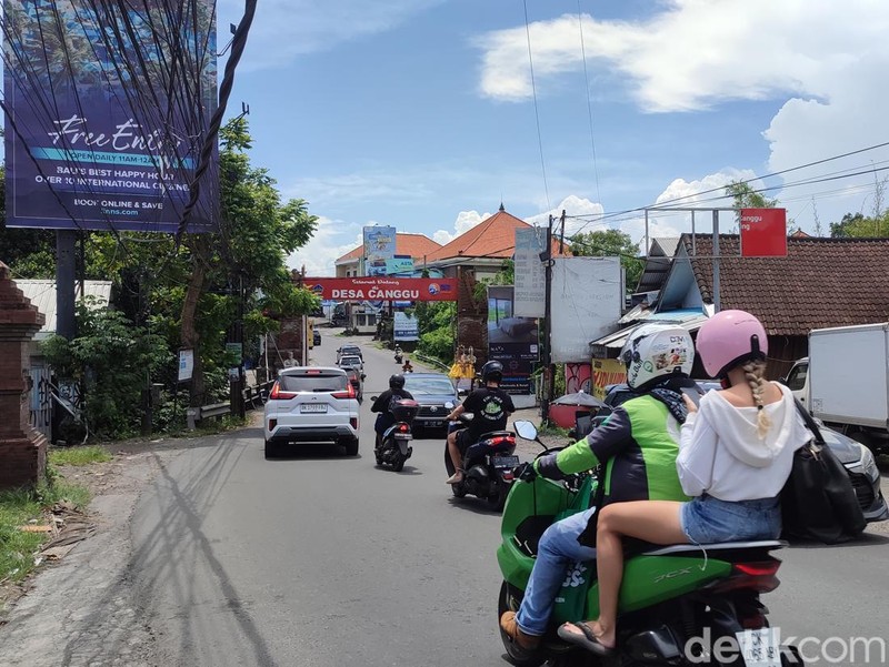 Suasana Jalan Raya Canggu yang tidak ada kemacetan sehari menjelang Nyepi, Jumat (28/3/2025).