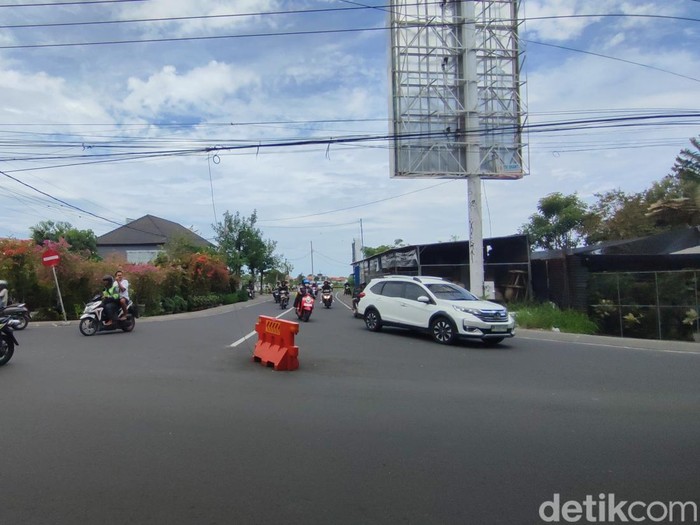 Suasana Jalan Raya Canggu, Kuta Utara, Badung, Bali pada Jumat (28/3/2025).