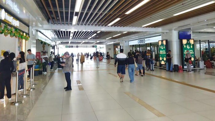 Suasana di Stasiun KCIC Halim Perdanakusuma Jaktim pada Jumat (28/3/2025).